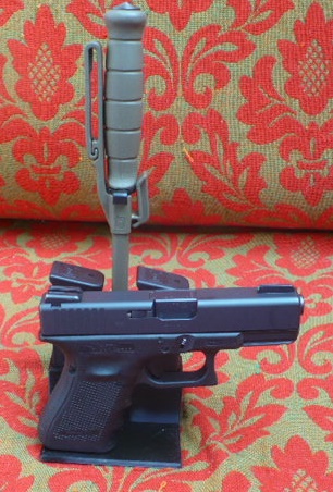 Stojánek do trezoru na Glock 17 + 2 zásobníky + nůž